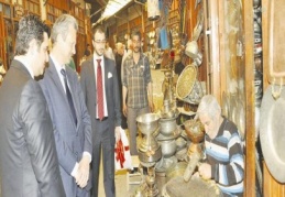 Elmacı pazarına hayran kaldı 