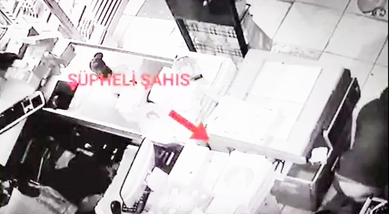 Emekleyerek gizlenen hırsız kıskıvrak yakalandı