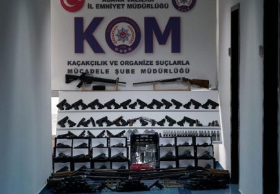 Emekli polis ve infaz koruma memurundan silah kaçakçısı 