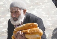 Emekliler en çok ekmek tüketiyor