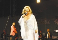 Emel Sayın büyüledi