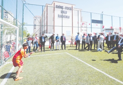 Emine Fevzi Uslu İlkokulu’na halı saha yapıldı