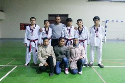 Emine Nakıboğlu&#8217;nun sporcuları teakwondoda 2 madalya aldı