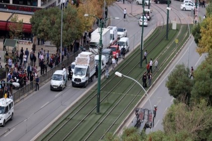 Emniyet müdürlüğü karşısında havaya açılan ateş paniğe neden oldu 