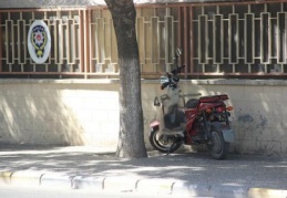 Emniyet önüne bırakılan motosiklet paniğe neden oldu