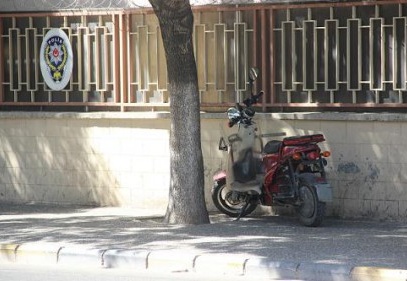 Emniyet önüne bırakılan motosiklet paniğe neden oldu