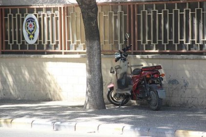 Emniyet önüne bırakılan motosiklet paniğe neden oldu