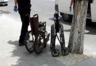 Emniyetin önüne bırakılan tekerli sandalyeler panik yarattı