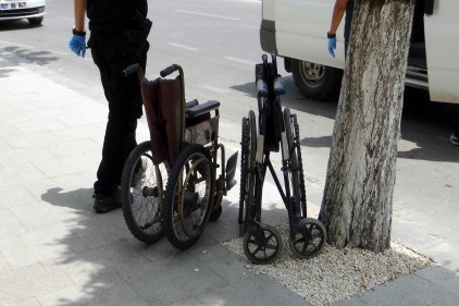 Emniyetin önüne bırakılan tekerli sandalyeler panik yarattı