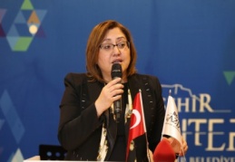 En büyük konut, en büyük ulaşım, en büyük su projesi yapmak yeterli değil önemli olan insan