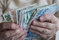 En düşük aylık, asgari ücret seviyesine yükseltilmeli