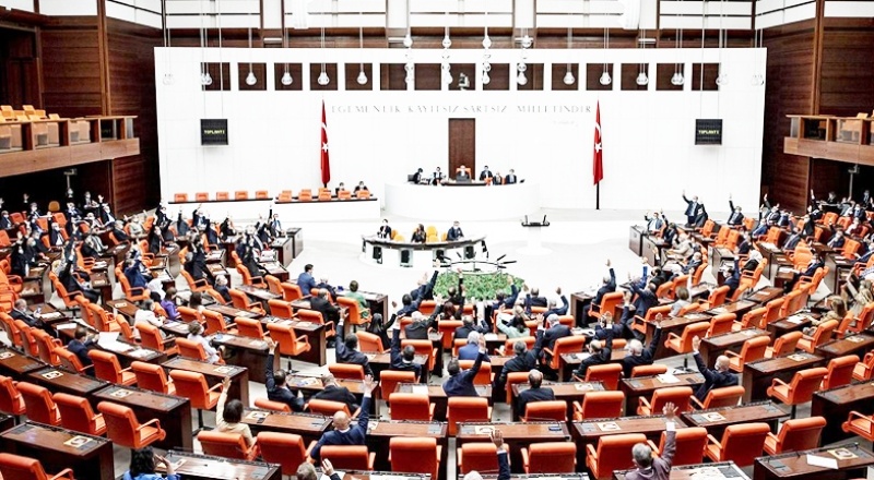En düşük emekli maaşını 2 bin 500 TL'ye çıkaran kanun teklifi TBMM'ye sunuldu
