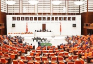 En düşük emekli maaşının asgari ücret seviyesine çıkartılması teklifi AKP oylarıyla reddedildi