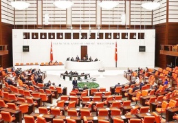 En düşük emekli maaşının asgari ücret seviyesine çıkartılması teklifi AKP oylarıyla reddedildi