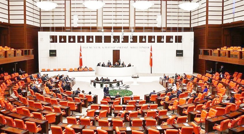 En düşük emekli maaşının asgari ücret seviyesine çıkartılması teklifi AKP oylarıyla reddedildi