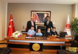 En önemli koltuğa oturdu