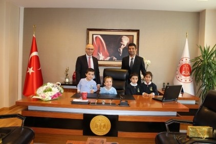 En önemli koltuğa oturdu