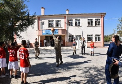 En uzak mahalledeki öğrencileri ziyaret ettiler