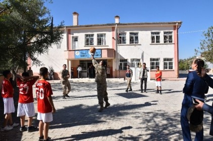 En uzak mahalledeki öğrencileri ziyaret ettiler