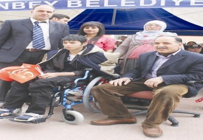Engelli çocuğun tekerlekli sandalye sevinci