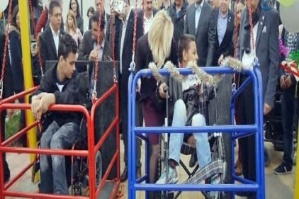 Engelli çocuklar oyun parkına kavuştu