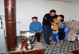 Engelli çocuklarıyla kocasının maaş kartlarını ve evdeki eşyaları alıp kaçtı
