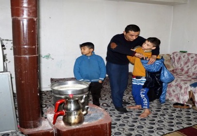 Engelli çocuklarıyla kocasının maaş kartlarını ve evdeki eşyaları alıp kaçtı
