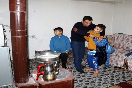 Engelli çocuklarıyla kocasının maaş kartlarını ve evdeki eşyaları alıp kaçtı