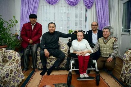 Engelli Esra Bozkurt&#039;a doğum günü sürprizi