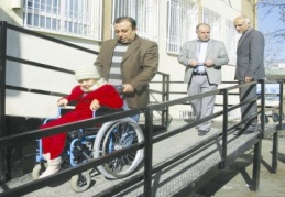 Engelli öğrenci için rampa yapıldı