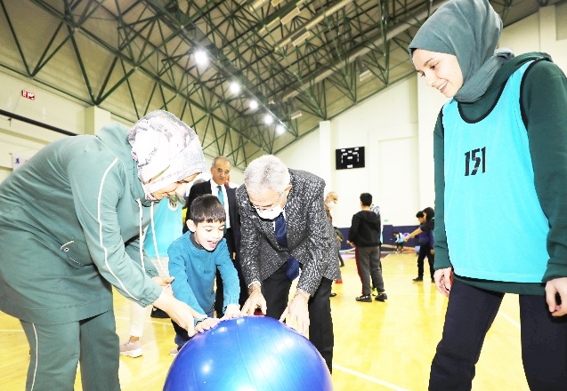 Engelli öğrenciler, spor etkinlikleri yaparak keyifli bir gün geçirdi