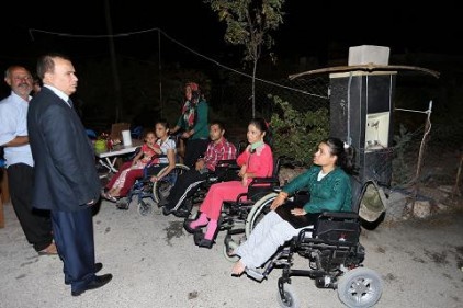 Engelli üç kardeş tekerlekli sandalyeye kavuştu