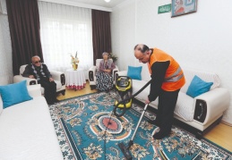 Engelli ve yaşlıların evlerinde hem bayram temizliği hem de kişisel bakımları yapılıyor