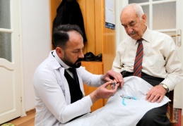 Engelli ve yaşlıların evlerinde hem bayram temizliği hem de kişisel bakımları yapılıyor