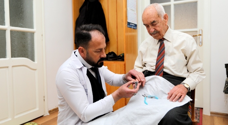 Engelli ve yaşlıların evlerinde hem bayram temizliği hem de kişisel bakımları yapılıyor