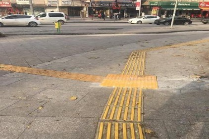 Engelli yolları düzeltilsin