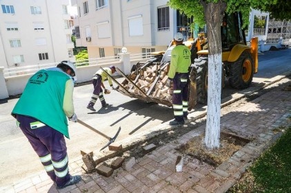 Engelliler  için ise kabartmalı sarı kaldırım parkeleri döşeniyor