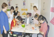 Engelliler, mozaik atölyesinde