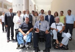 Engellilere, 52 tekerlekli sandalye beyaz baston ve sesli saat dağıttı