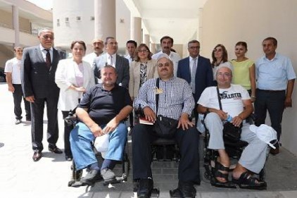 Engellilere, 52 tekerlekli sandalye beyaz baston ve sesli saat dağıttı