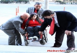 Engellilere tekerlekli sandalye dağıtıldı