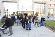 Engellilere tekerlekli sandalye dağıtıldı