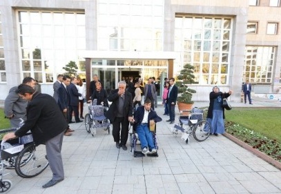 Engellilere tekerlekli sandalye dağıtıldı