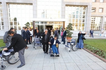 Engellilere tekerlekli sandalye dağıtıldı