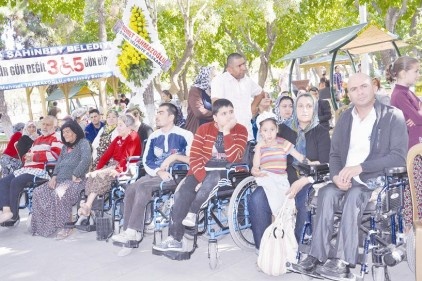 Engellilere tekerlekli sandalye dağıtıldı 