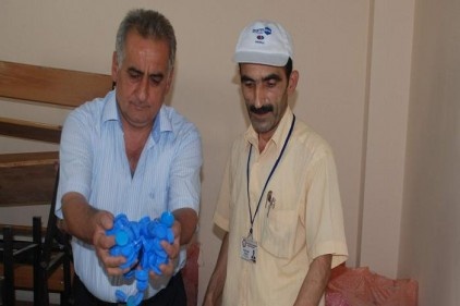 Engellilerin sandalye alabilmesi için mavi kapak topluyor