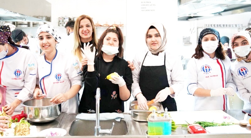 Engelsiz bireylerle yemek ve piyaz hazırladılar