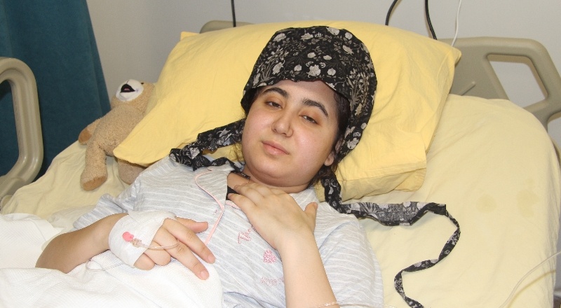 Enkaz altında 8 yaşındaki oğlunu emzirerek susuzluğunu giderdi