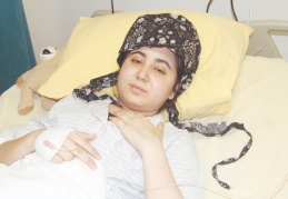 Enkaz altında 8 yaşındaki oğlunu emzirerek susuzluğunu giderdi