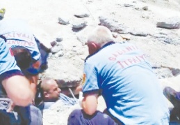 Enkaz altında kalan 2 işçi kurtarıldı